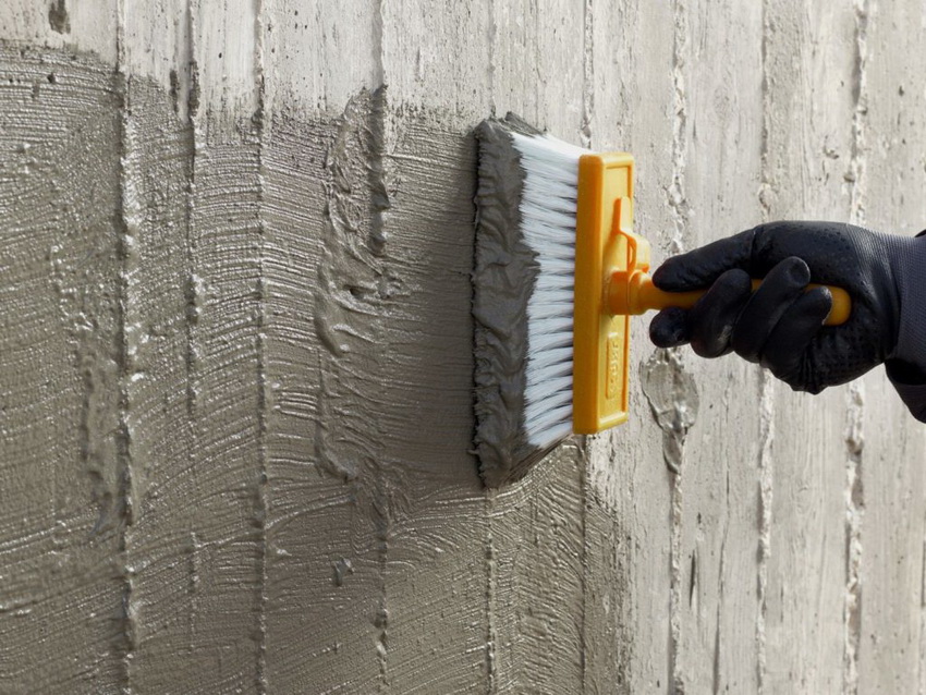 The application of the waterproofing mixture to the basement wall must be carried out on a cleaned and primed surface