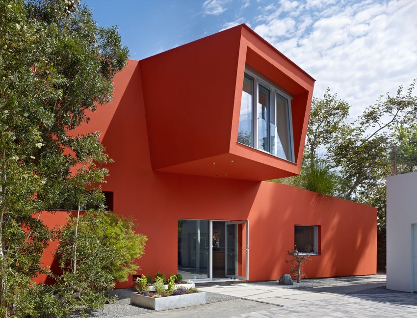 Bright exterior paint reliably protects the building facade from external influences