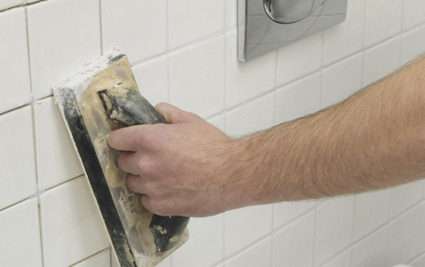 Grouting ceramic tiles in the bathroom with a polish