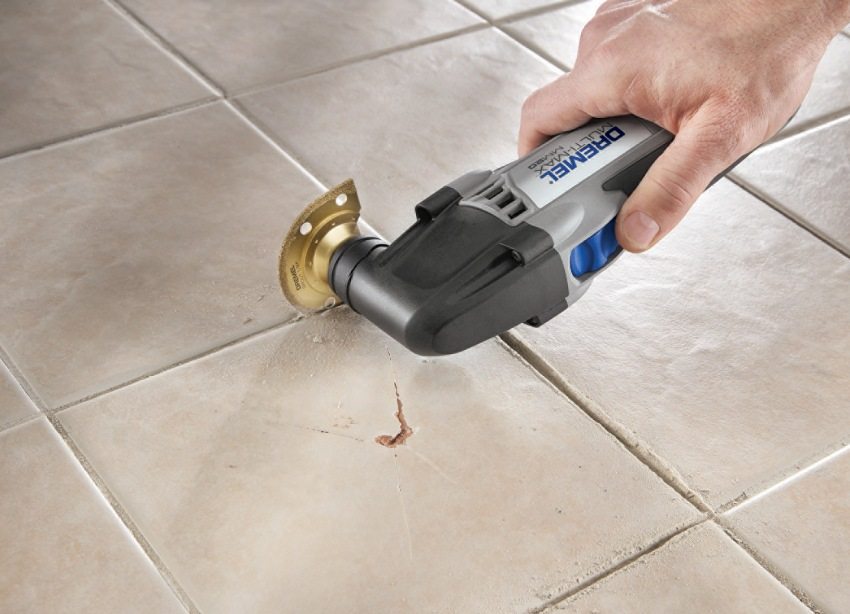 Removing an old joint, for example when replacing damaged tiles