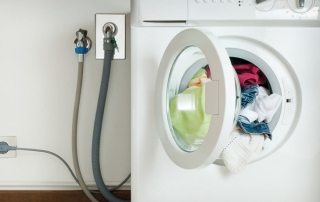 Korrekter Anschluss der Waschmaschine an Wasserversorgung und Kanalisation