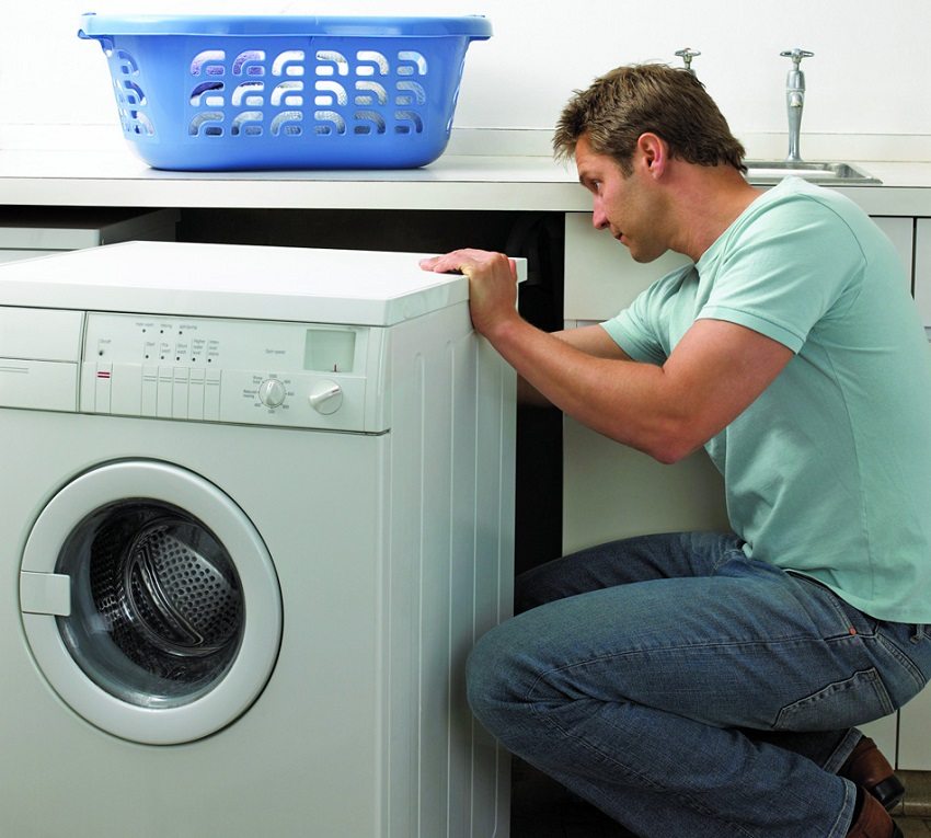 It is important to check the reliability of all connections when installing the washing machine in order to avoid leaks.