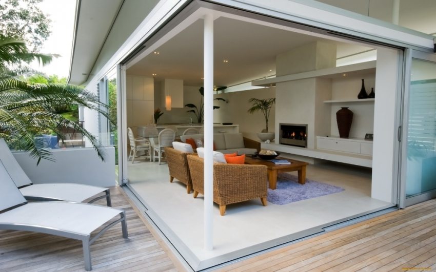 Une véranda avec fenêtres coulissantes permet de transformer l'extension en terrasse d'été