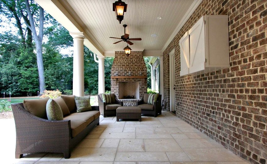 La terrasse en brique est un endroit idéal pour se détendre avec ses proches