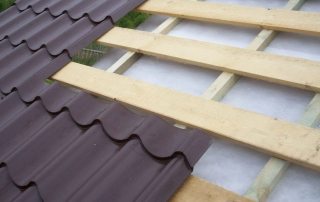 Sheathing device for metal tiles: step, materials and technology