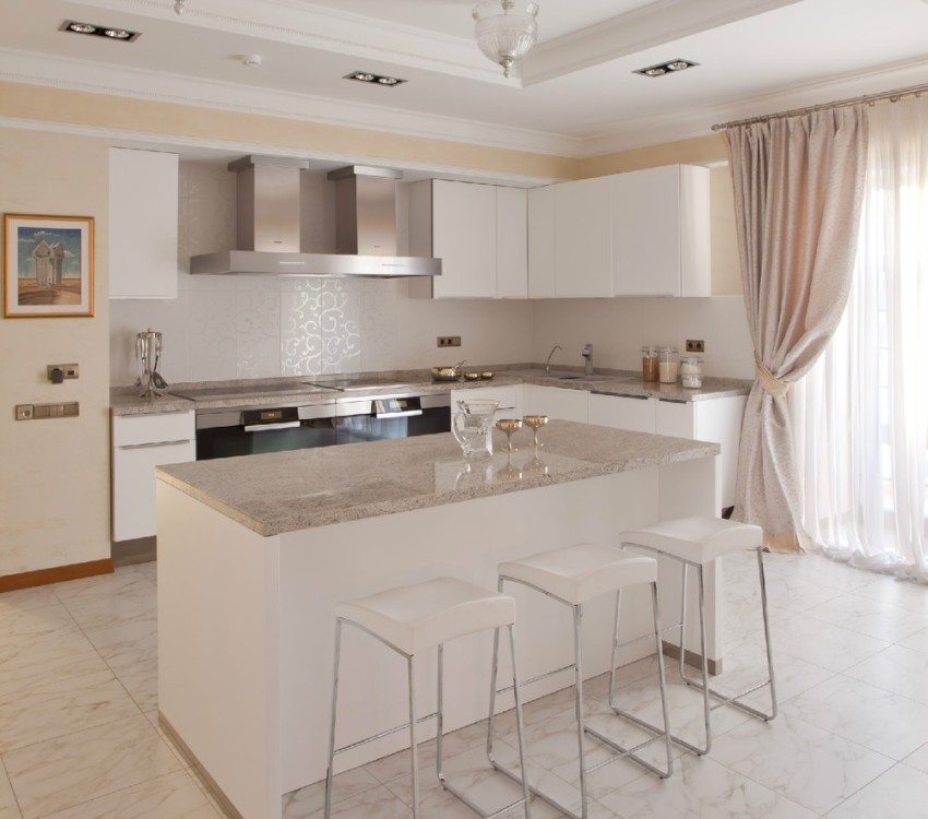 Modern kitchen decor in milky beige tones