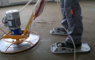 Pros and cons of a semi-dry floor screed and the technology of its device