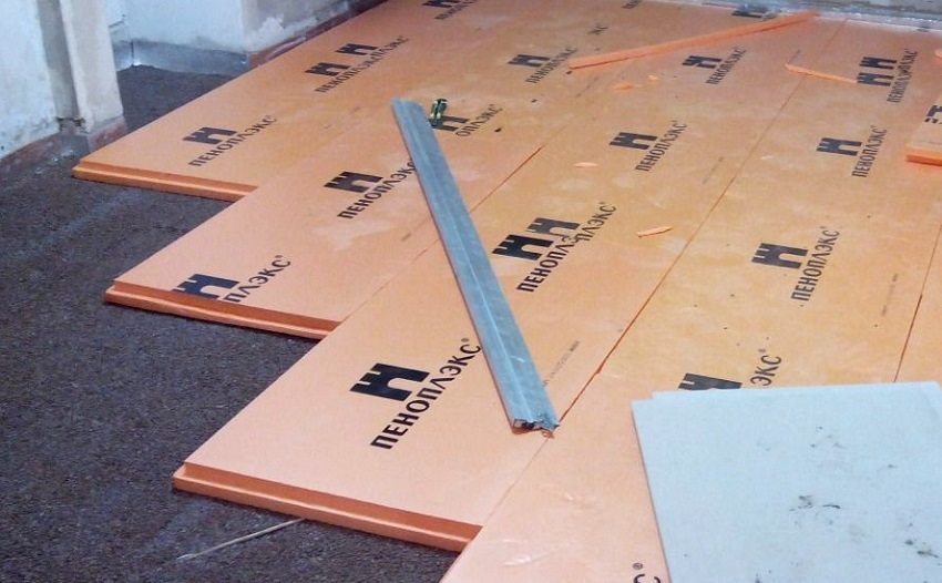Expanded polystyrene plates are used along with free-flowing filler in the arrangement of dry floor screed