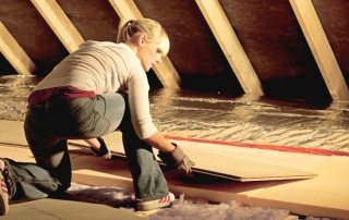 Do-it-yourself ceiling insulation in a private house