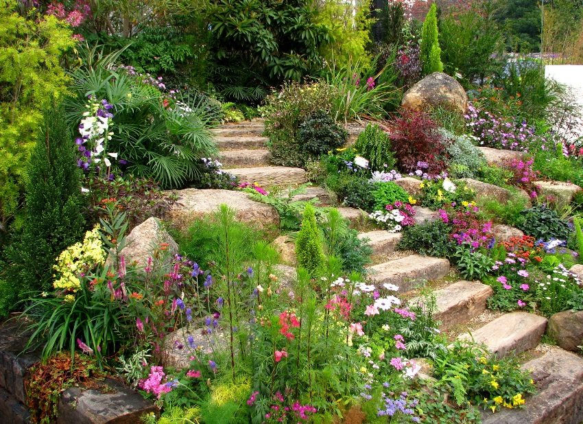 Kamenjar s obje strane vrtnih stepenica
