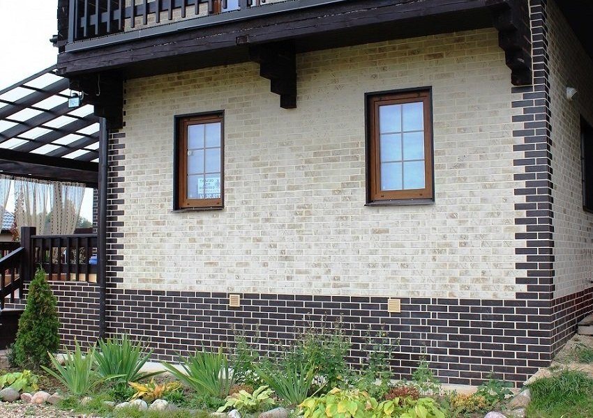 Les parets exteriors de la casa estan enfrontades amb panells de façana