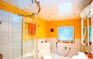 Vor- und Nachteile von Spanndecken im Badezimmer: Fotos und nützliche Tipps