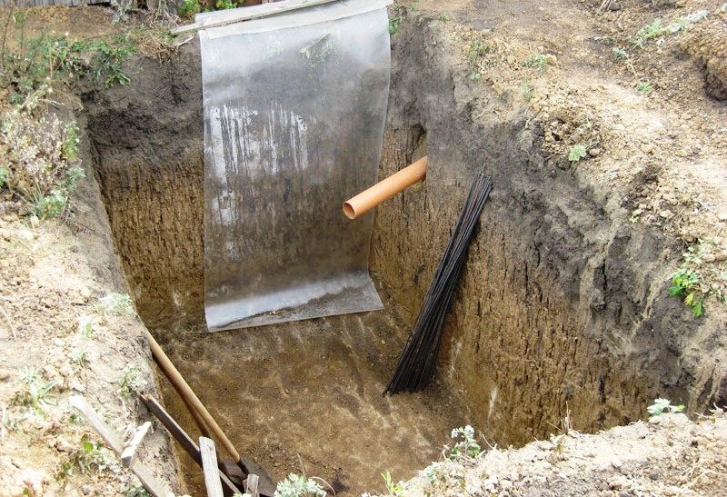 Korak 1: odabir mjesta i priprema jame, opskrba kanalizacijskim cijevima