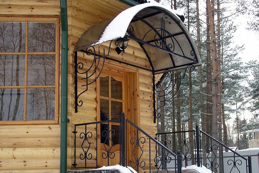 Una visera sobre el porxo protegirà l’entrada de la casa de la pluja i la neu
