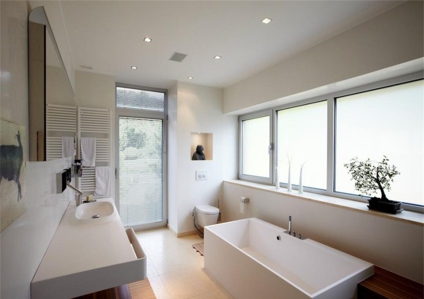 Naturlig ventilation kan tilvejebringes ved tilstedeværelsen af ​​et vindue i badeværelset i et privat hus, men dette er ikke tilgængeligt for de fleste lejlighedsbadeværelser