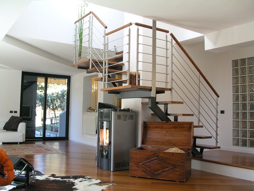 Dizajn stepenica odabire se na temelju njegove namjene i dostupnosti slobodnog prostora u sobi