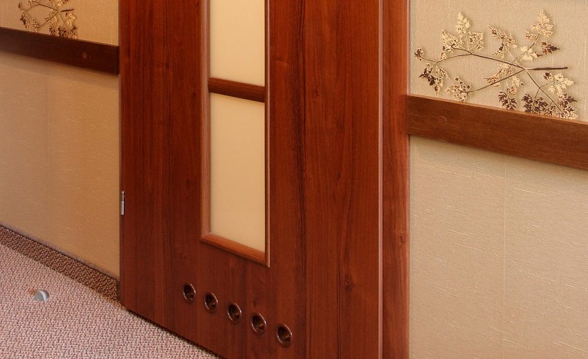Kako bi se osigurala učinkovita ventilacija prostorija, na unutarnjim vratima ugrađuju se rupe za ventilaciju.