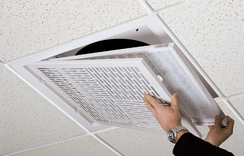 Installing the filter in a plastic ceiling duct