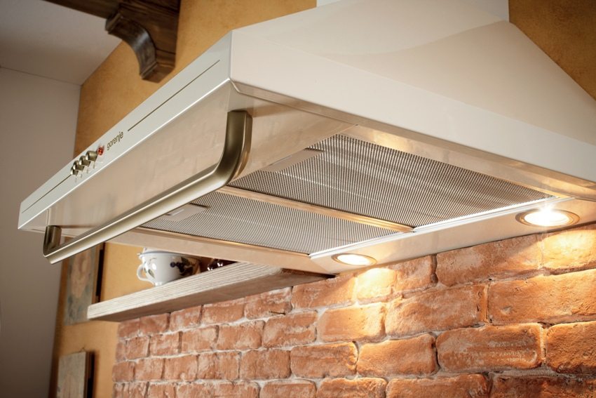When installing a plastic duct for a kitchen hood, it is recommended to use a connecting piece from a metal pipe