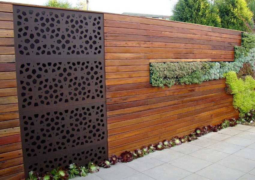 Suvremeni dizajn ograde koristeći različite materijale i uređenje okoliša