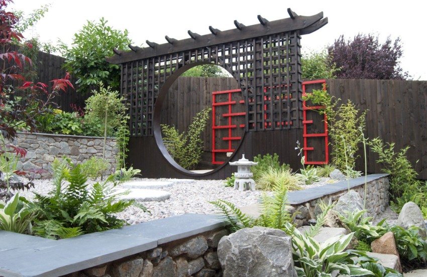 Haven har dekorative elementer, der er typiske for den japanske stil