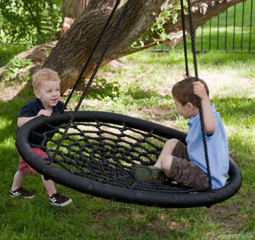 Et stort træ kan udstyres med en gynge til småbørn