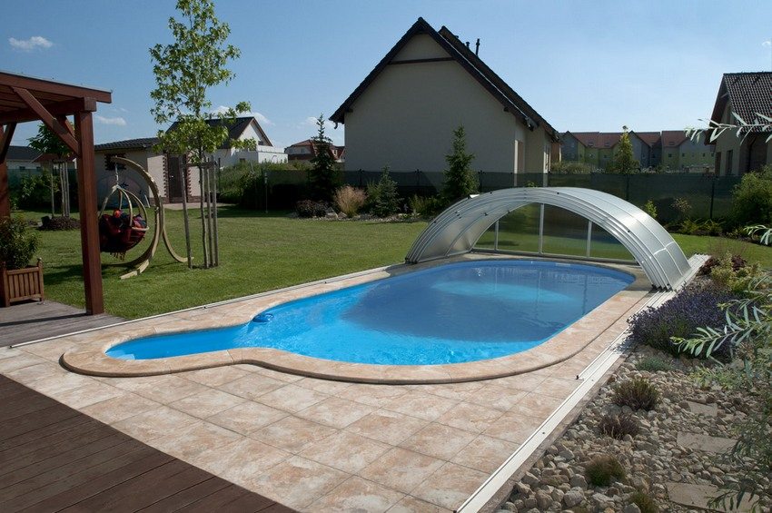 Un dosser instal·lat a sobre de la piscina ajudarà a mantenir l’aigua neta durant molt de temps