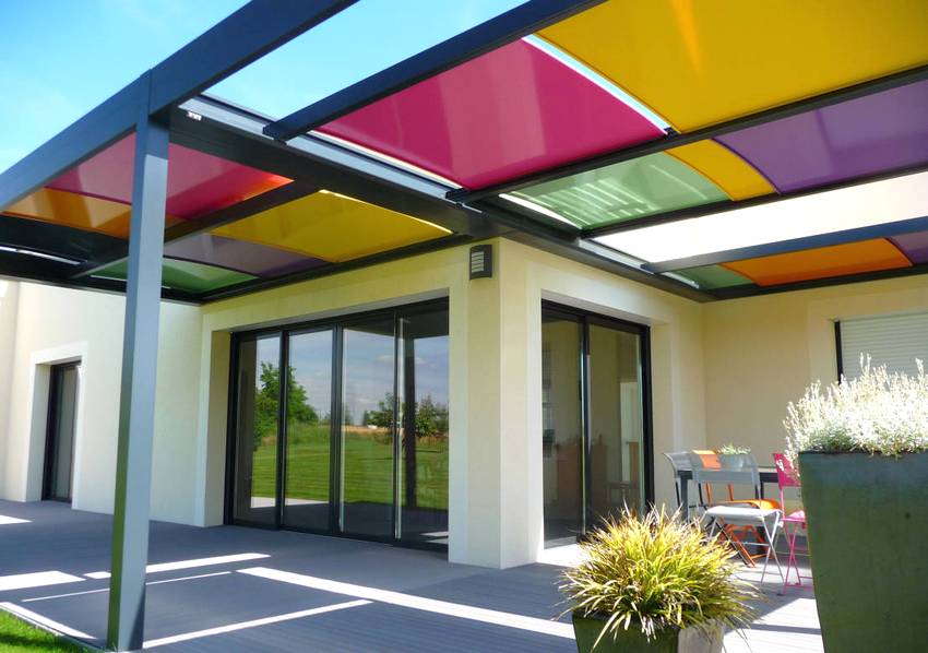 Un dosser al pati d’una casa privada amb una teulada multicolor brillant