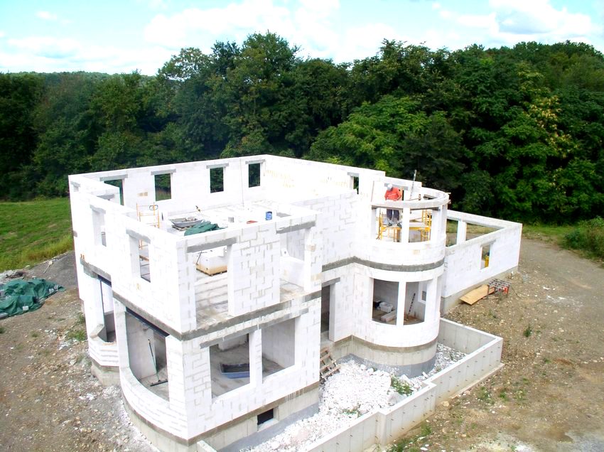 Construirea unei case din blocuri de beton spumos