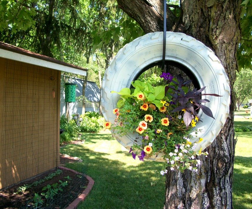 Et slidt bildæk kan være en unik dekorativ genstand til en have