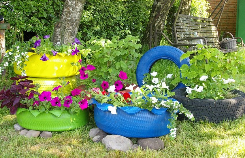 Vaser med bildæk fungerer som dekoration til haven til et privat hus