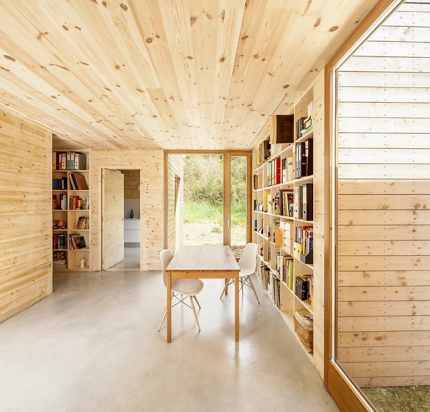 Indvendig udsigt over et hus lavet af præfabrikerede modulære tømmerstrukturer
