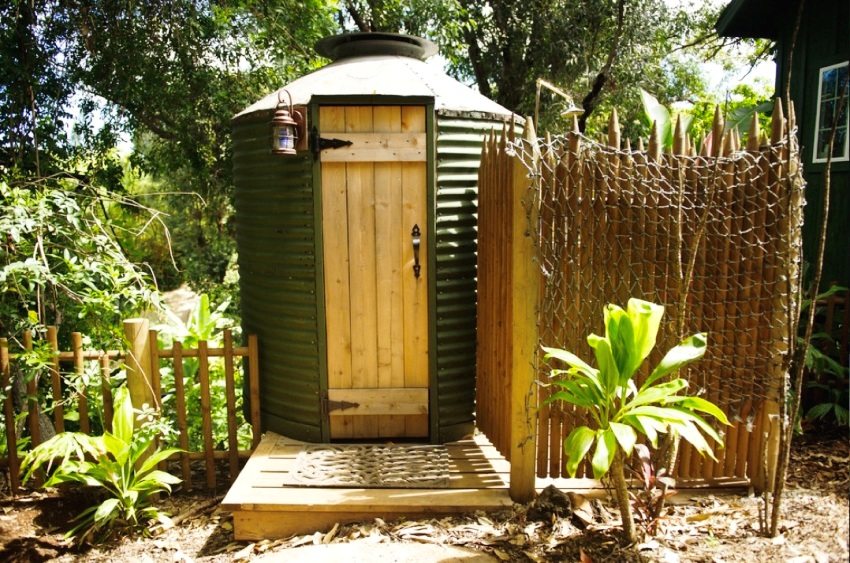 Country toalet okruglog oblika, izgrađen od valovite ploče