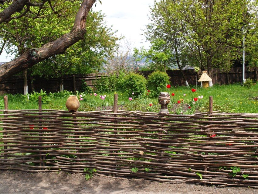 Rustikt hegn lavet af kviste