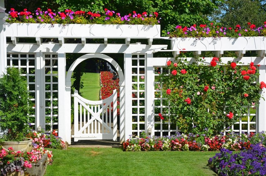 Dekorativt hegn lavet af træ, der dekorerer haven