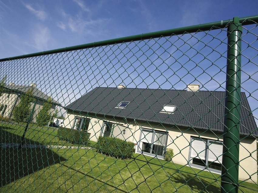 Mesh mesh fence attracts with ease of installation and long service life