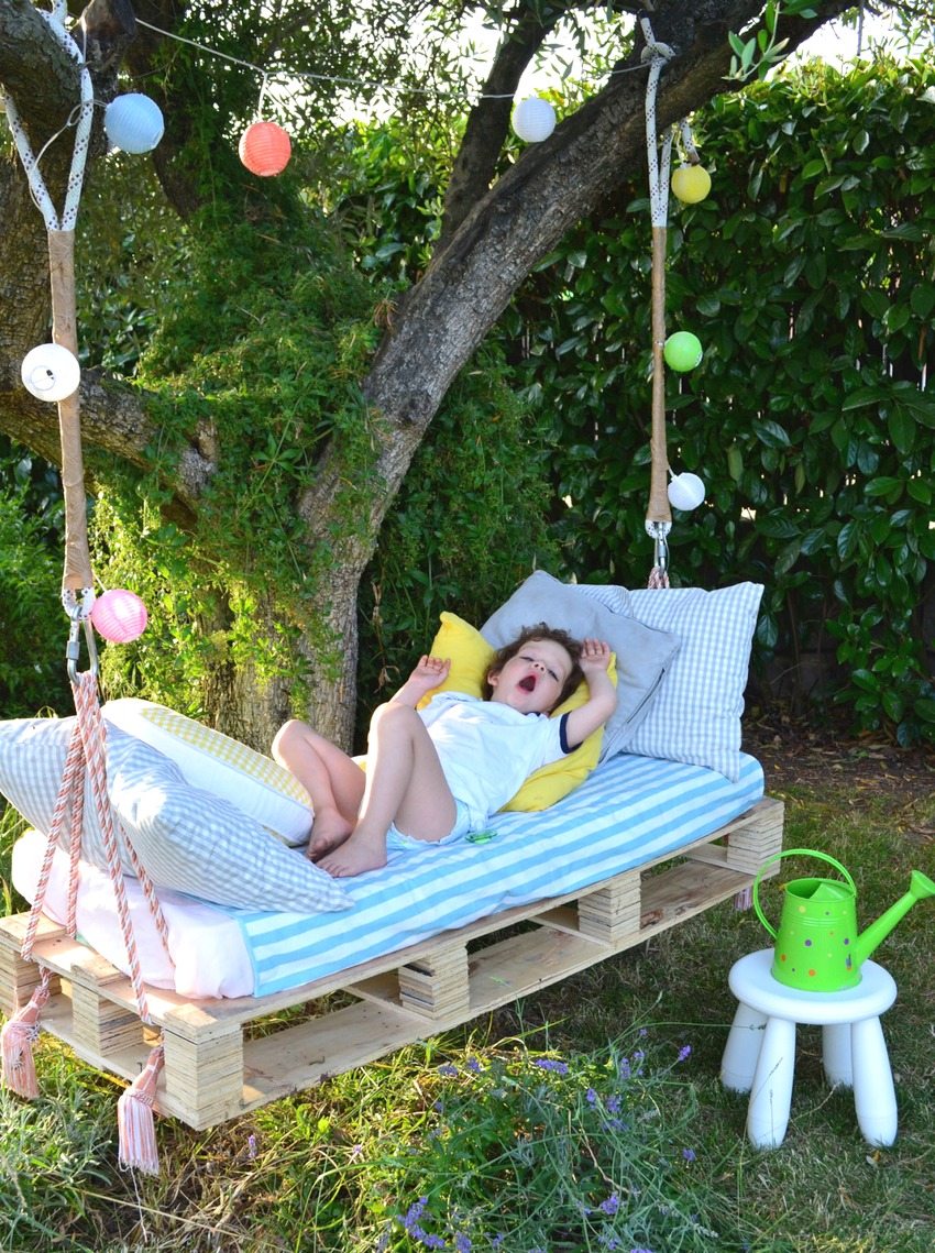 Cozy baby swing made of pallets with soft mattress and pillows