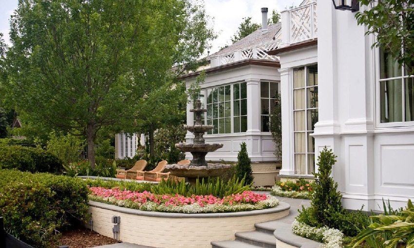 En blomsterbed indhegnet med en mur vil være en smuk tilføjelse til haven i et privat hus