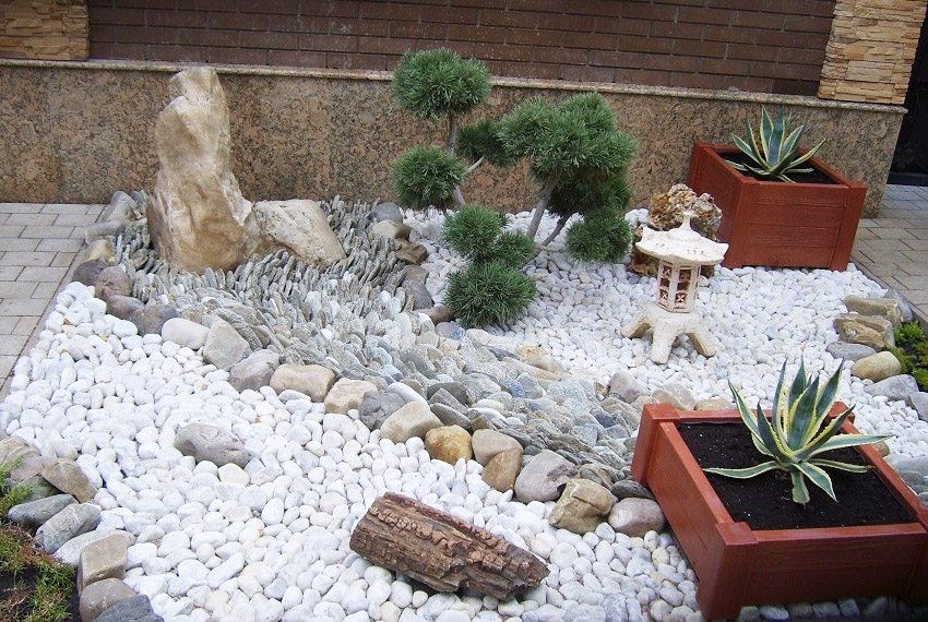 The Japanese garden looks austere and elegant thanks to the overwhelming majority of stones