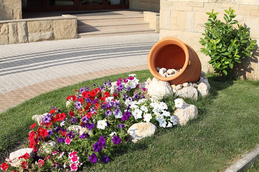 Parterre de fleurs inhabituel à l'aide d'un pot de fleurs