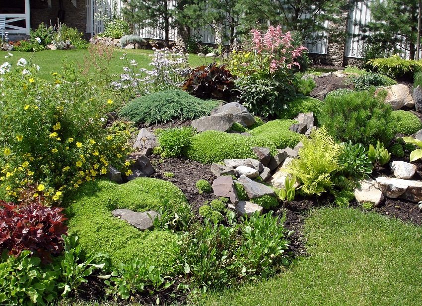 The stone flower bed fits perfectly into the natural landscape