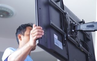 Suport per a TV a la paret giratori retràctil: selecció i instal·lació
