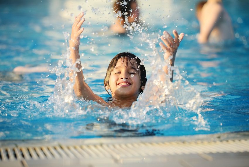 Bazén, v ktorom sa deti kúpajú, musí byť neustále udržiavaný čistý a pravidelne čistená voda