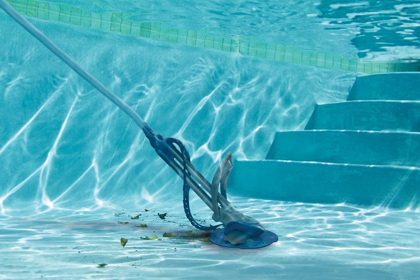 Un aspirador de piscina ajuda a tractar els fangs i els fangs que es formen al llarg de la línia de flotació de la piscina