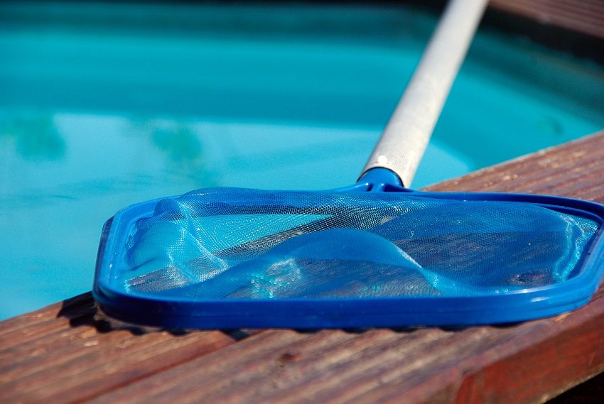 La xarxa de la piscina s’utilitza per capturar diversos residus de l’aigua
