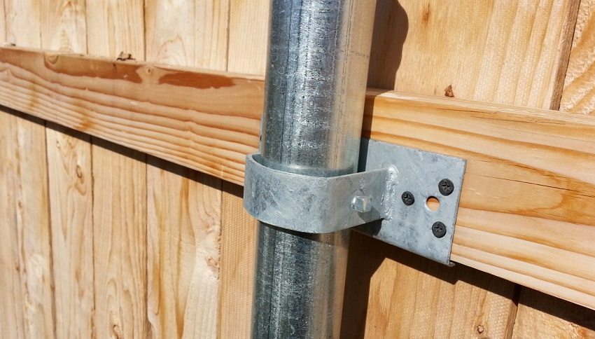 Fastening a metal pipe to horizontal fence rails