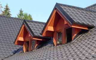 Ondulin tai metallilaatta: mikä on parempi valita talon katolle