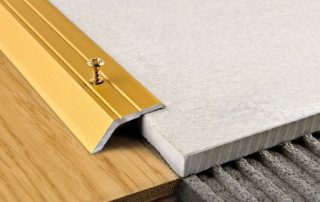 Selokan Tile dan Laminate: Cara Meletakkannya Dengan Betul Di Antara Lapisan