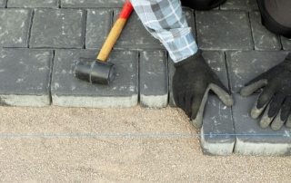 Pose de dalles sur sable: technologie et spécificités du travail