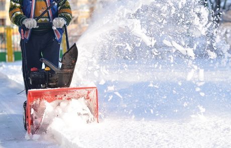Equipamento de remoção de neve para chalés e casas de verão: uma visão geral dos melhores fabricantes